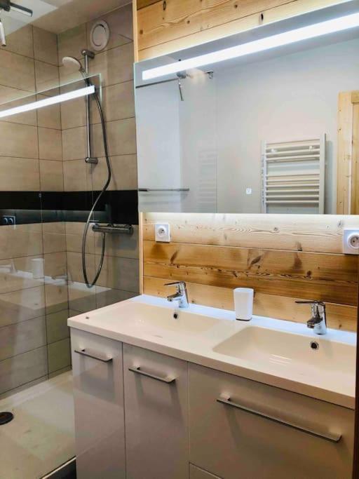 Appartement T4 8 Couchages Spacieux Et Cosy Au Pied Des Pistes Génos المظهر الخارجي الصورة